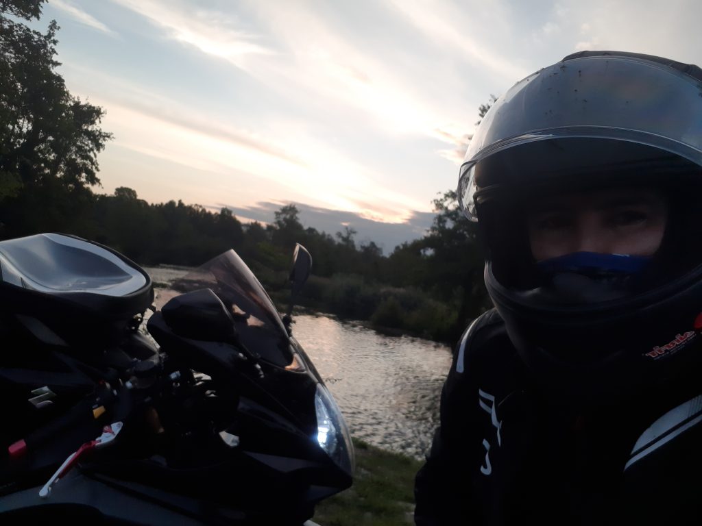 Balade moto 200 km dans la Somme, secteurs La Vieille Somme et belvédère de Frise, au bord des étangs, avec ma Suzuki GSXR 1000 K7.