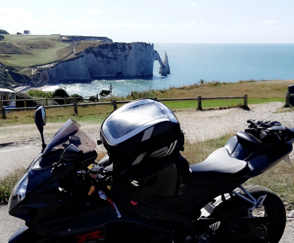 Sortie moto à Étretat, 767 km en une journée, Suzuki GSXR 1000 K7, falaises, bord de mer et détente totale.