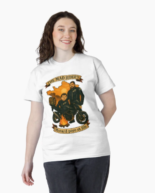 Femme souriante portant le T-shirt biker « Motard père et fils » de la collection The Mad Rider’s, symbole d’héritage et de fraternité motarde.