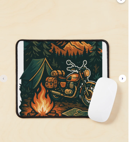 Tapis de souris illustré d’une moto vintage devant une tente et un feu de camp, design biker « Voyage et bivouac » The Mad Rider’s.